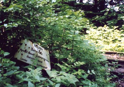 [Bild: altes Schild Bahnmeistereigrenze]